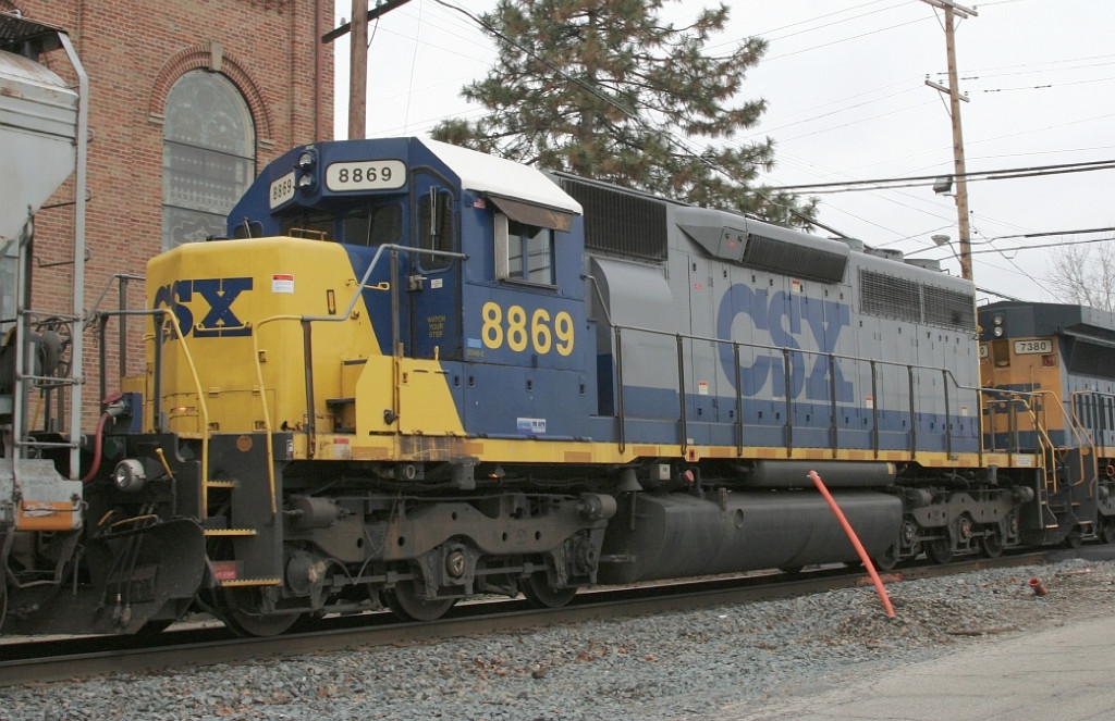 CSX 8869 on NB freight